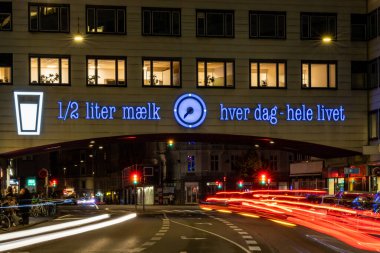 Kopenhag, Danimarka şehir merkezindeki Vester Farimagsgade caddesindeki bir süt reklamında şöyle diyor: 