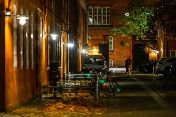 Copenhague Dinamarca Hombre Caminando Por Calle Frederiksholms Kanal Por Noche — Foto de Stock