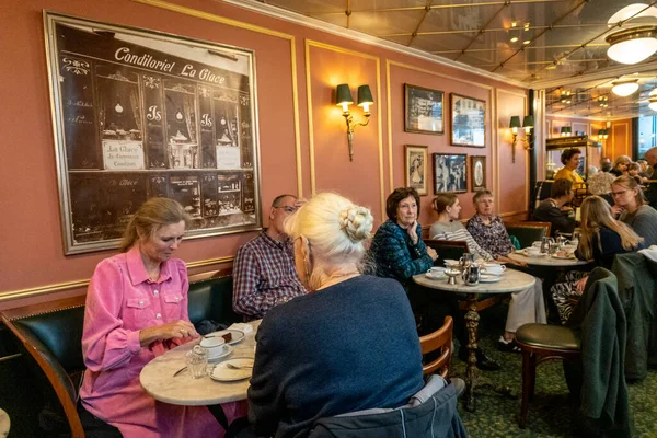 デンマーク コペンハーゲンランドマーク的パティスリーLa Glaceでケーキを食べる人々 — ストック写真