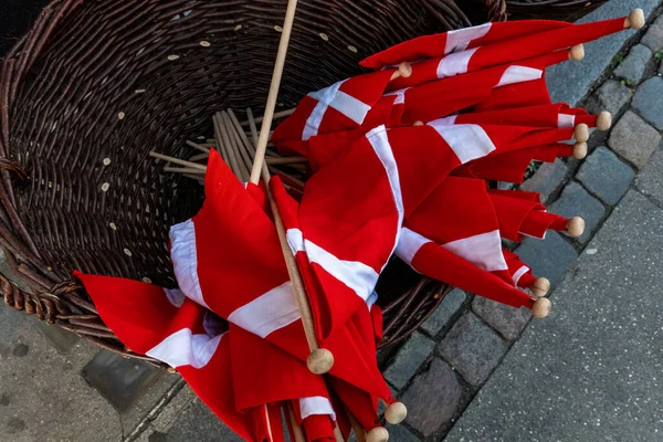 Kopenhagen Dänemark Dänische Flaggen Einem Korb Einem Touristengeschäft Auf Der — Stockfoto