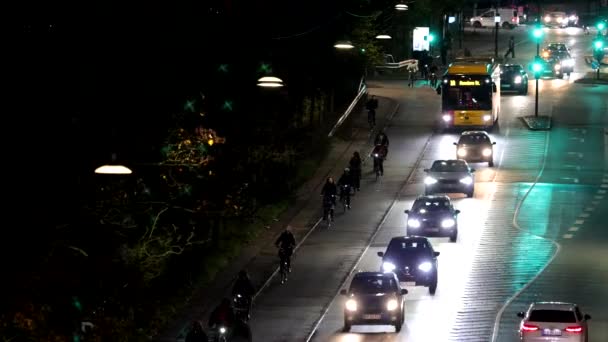 丹麦哥本哈根 骑自行车的人 以及在维杰斯利夫的汽车整晚都在瓦尔比区 — 图库视频影像