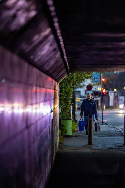 Пешеходы Шли Подземному Переходу Железнодорожными Путями Районе Валби — стоковое фото