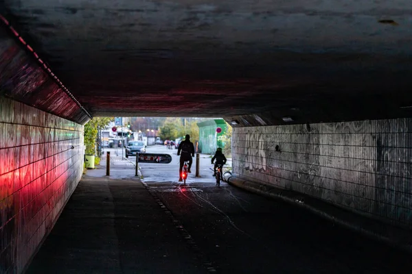 Kopenhagen Dänemark Fußgänger Gehen Einer Unterführung Unter Den Bahngleisen Stadtteil — Stockfoto