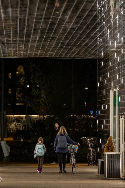 Koppenhága Dánia Egy Anya Sétál Lányával Egy Kivilágított Folyosón Carlsberg — Stock Fotó