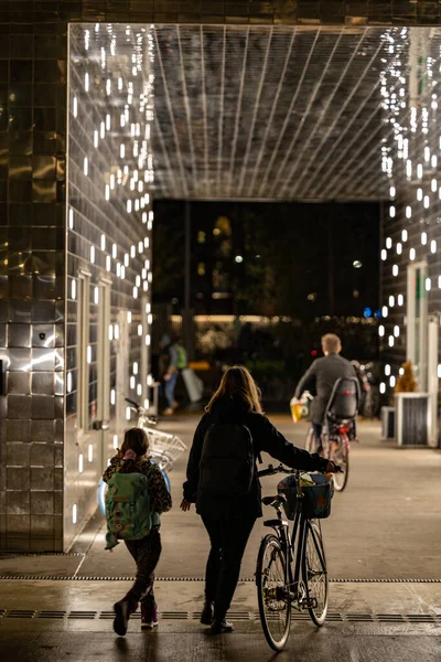 Koppenhága Dánia Egy Anya Sétál Lányával Egy Kivilágított Folyosón Carlsberg — Stock Fotó
