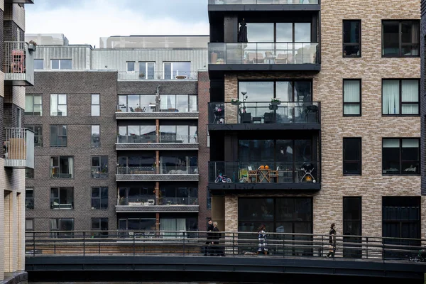 코펜하겐 시리아 반이나 남항의 현대적 건물에 다리를 건너고 덴마크 사람들 — 스톡 사진