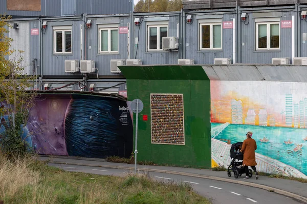 コペンハーゲン デンマークシダーンまたはサウスハーバー地区の貨物自転車に乗る女性 — ストック写真