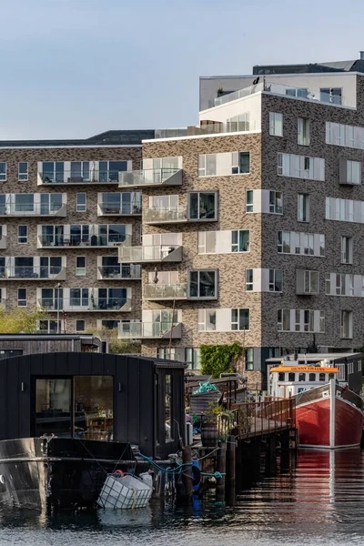 Copenhagen Dinamarca Casas Flotantes Estacionadas Canal Con Edificios Residenciales Modernos —  Fotos de Stock