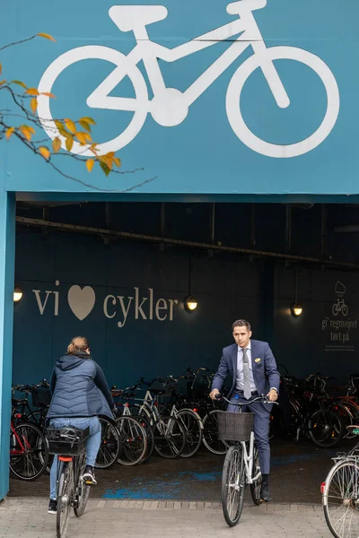 丹麦哥本哈根 一名衣着得体的骑自行车男子从位于丹麦首都哥本哈根市Fisketorvet购物中心的一家自行车停车场退出 并在车上贴上了 我们爱骑自行车 的标语 — 图库照片