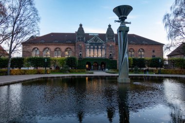 Kopenhag, Danimarka Kraliyet kütüphanesinin arka cephesi şafak ve çeşme.