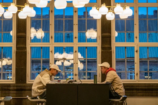 Copenhaga Dinamarca Dois Estudantes Que Estudam Biblioteca Real — Fotografia de Stock