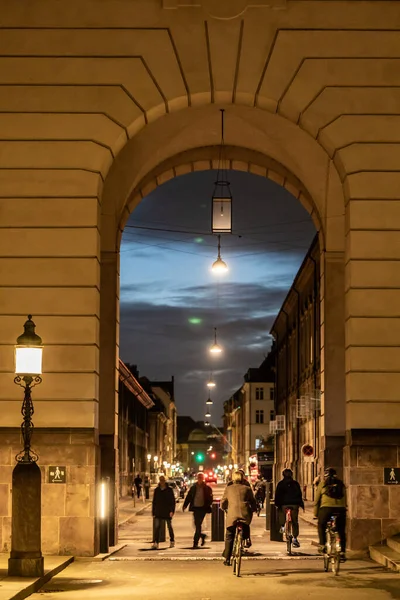 Kopenhaga Dania Ludzie Przechodzą Przez Stary Łukowy Korytarz Pałacu Christiansborg — Zdjęcie stockowe