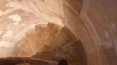 Budapeşte, Macaristan Bir adam dar, taştan, kilise kulesi merdivenlerinden tırmanıyor.