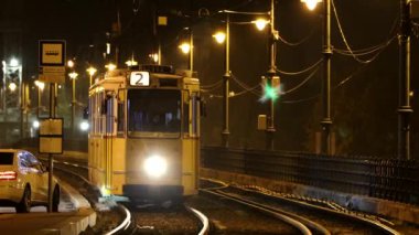 Budapeşte, Macaristan. Gece Szechenyi RKP 'deki iki numaralı tramvay.. 