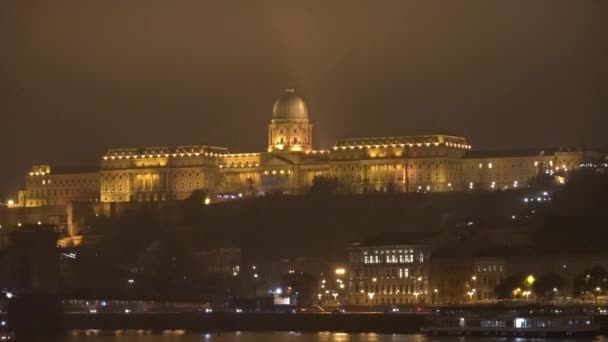 ブダペスト ハンガリー街のスカイラインと夜の城の丘 — ストック動画