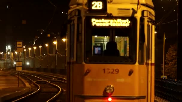 Budapest Hongarije Nummer Twee Tram Nachts Szechenyi Rkp Het Centrum — Stockvideo