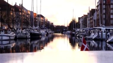 Kopenhag, Danimarka. Günbatımında Christianshavn Kanalı 'ndan geçen bir kanal motoru.. 