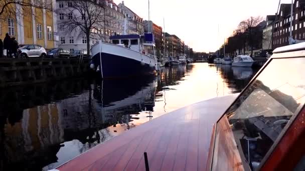 丹麦哥本哈根 日落时穿过克里斯蒂安斯哈文运河的运河船用马达 — 图库视频影像