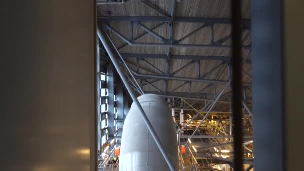 丹麦哥本哈根一家工业焚化炉厂的电梯和竖井 — 图库视频影像