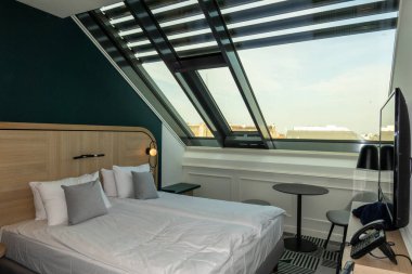 Budapeşte, Macaristan. Yatak ve pencereli bir otel odasının içi..