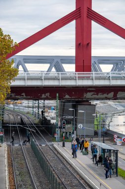 Budapeşte, Macaristan Tren Yolcuları Tuna 'daki bir köprünün altında banliyö trenini bekliyorlar.