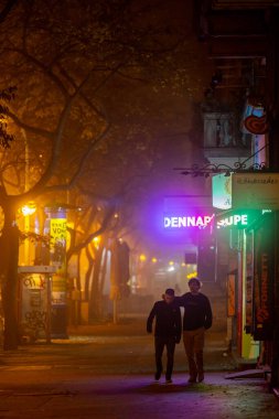 Budapeşte, Macaristan İki arkadaş Oktogon meydanında sisli bir gecede yürüyorlar.