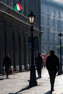 Budapeşte, Macaristan Şehir merkezinde güneşli bir günde yürüyen insanlar 