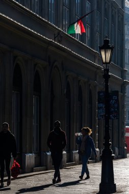 Budapeşte, Macaristan Şehir merkezinde güneşli bir günde yürüyen insanlar 