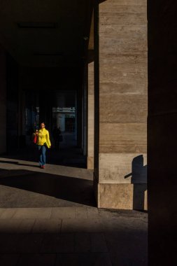 Budapeşte, Macaristan yayaları güçlü bir öğleden sonra şehir merkezinde bir geçitte yürüyorlar