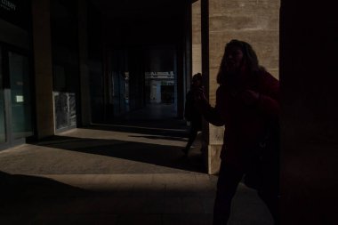 Budapeşte, Macaristan yayaları güçlü bir öğleden sonra şehir merkezinde bir geçitte yürüyorlar