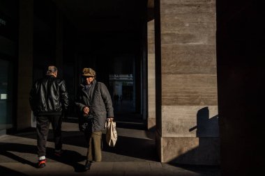 Budapeşte, Macaristan yayaları güçlü bir öğleden sonra şehir merkezinde bir geçitte yürüyorlar