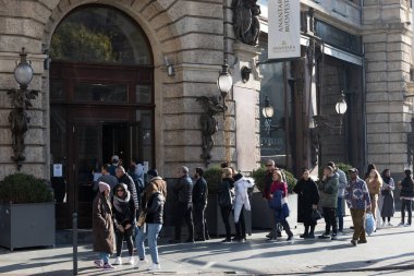 Budapeşte, Macaristan İnsanlar New York Cafe 'nin önünde sıra bekliyor..