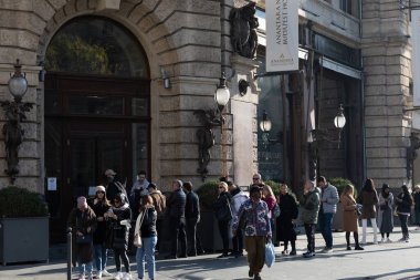 Budapeşte, Macaristan İnsanlar New York Cafe 'nin önünde sıra bekliyor..