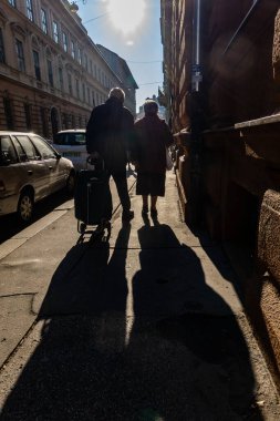 Budapeşte, Macaristan. Gün ışığında yaşlı bir çift markete giderken alışveriş sepeti çekiyor..