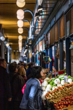 Budapeşte, Macaristan Merkez Pazar Salonunda bir sebze standı