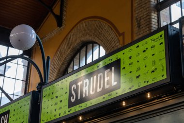 Budapeşte, Macaristan Merkez Pazar Salonunda meyveli turta tabelası