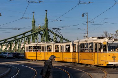 Budapeşte, Macaristan Bir kişi caddeyi geçiyor ve bir tramvay