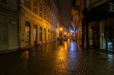 Budapeşte, Macaristan Geceleri şehir merkezindeki Dek Ferenc meydanında bir kişi yürüyor.