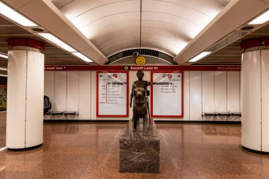 Budapeşte, Macaristan Sanatçı Laszlo Mtys Olh 'un Kossuth Lajos metro istasyonunda bir köpek heykeli bulunan tarihi Tiresias.