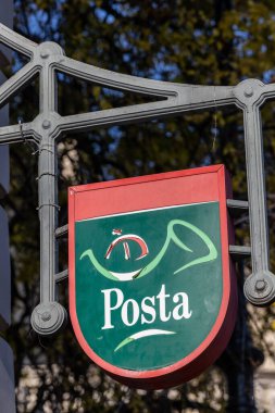 Budapeşte, Macaristan Ulusal Postane için kırmızı ve yeşil bir işaret.