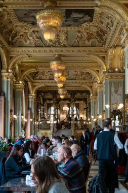 Budapeşte, Macaristan New York Cafe 'nin iç kesimi ve müşteriler.