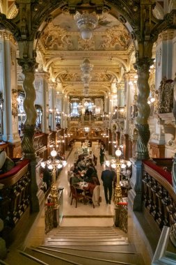 Budapeşte, Macaristan New York Cafe 'nin iç kesimi ve müşteriler.