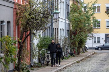 Kopenhag, Danimarka Bir çift Sankt Pauls Gade 'de küçük tuhaf bir sokakta yürüyor