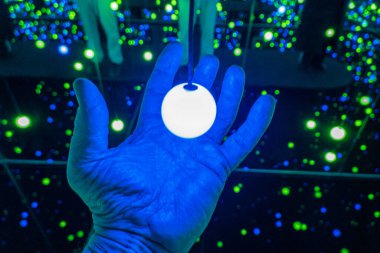 Kopenhag, Danimarka Louisiana Müzesi ziyaretçileri. Yayoi Kusama 'nın Parlayan Işıklar Sergisi.