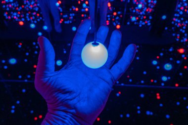 Kopenhag, Danimarka Louisiana Müzesi ziyaretçileri. Yayoi Kusama 'nın Parlayan Işıklar Sergisi.