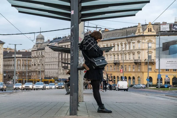 Budapešť Maďarsko Žena Stojí Zastávce Tramvaje — Stock fotografie