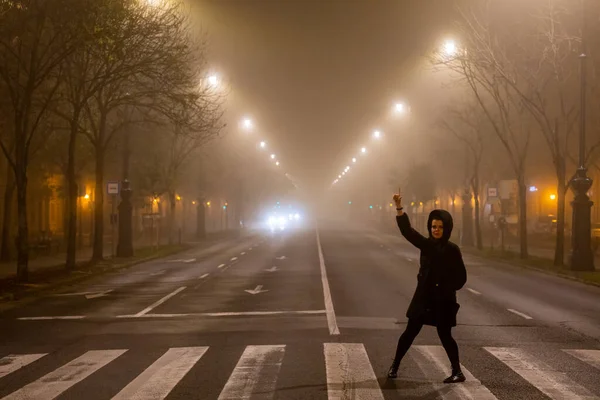 Budapeste Hungria Pedestres Uma Noite Nebulosa Praça Oktogon — Fotografia de Stock