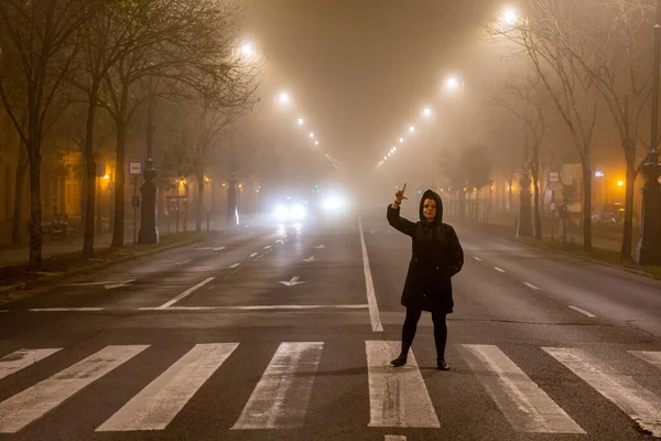 Будапешт Венгрия Пешеходы Туманную Ночь Площади Октогон — стоковое фото