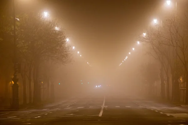 Budapeste Hungria Faróis Avenida Andrassy Nevoeiro Noite — Fotografia de Stock