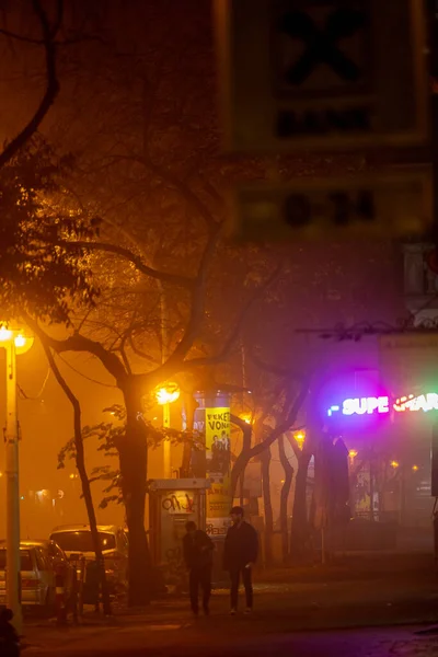 Budapest Hungary Two Friends Walking Foggy Night Oktogon Square — Stock Photo, Image